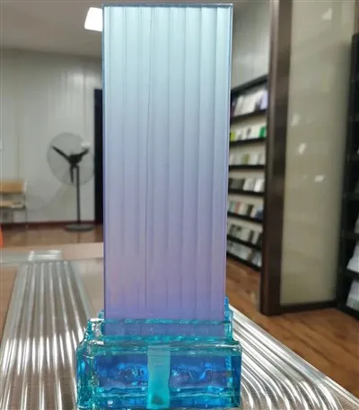 شیشه طرح دار رنگی